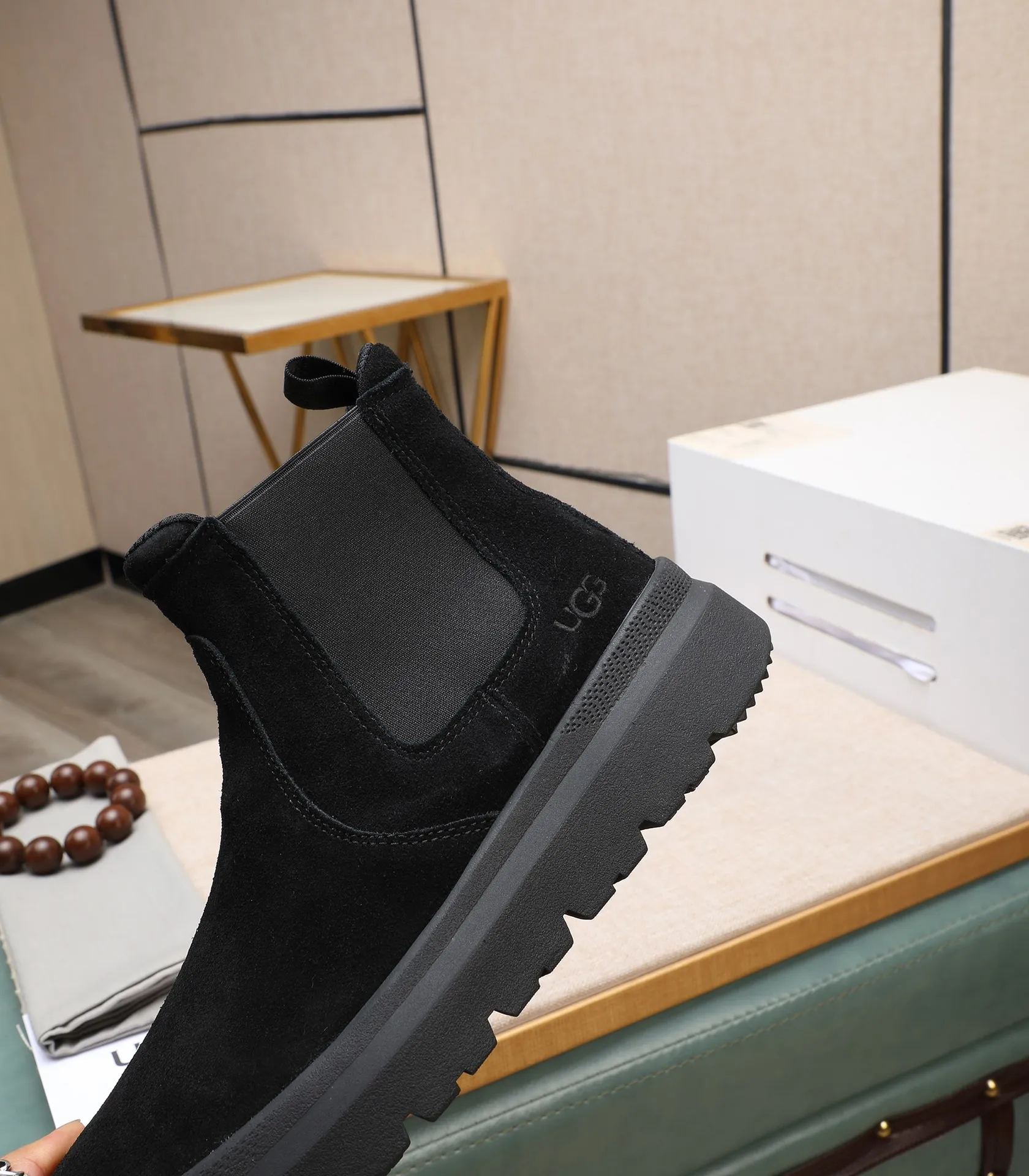 Men's shoes 💰620 Please note the quality of the original order and compare the thickness of the wool 🏮🏮 Popular UGG from Australia's warm luxury brand men's shoes, the official website is synchronized, Beckham men's style..., made of imported top-layer waxed cowhide, waxed toe cap, Australian genuine wool velvet lining Carefully sewn...Imported rubber Martin boots outsole (comfortable, soft and wear-resistant). I really like the quality..Exquisite workmanship. You can't put it down at first sight. Size 39-44